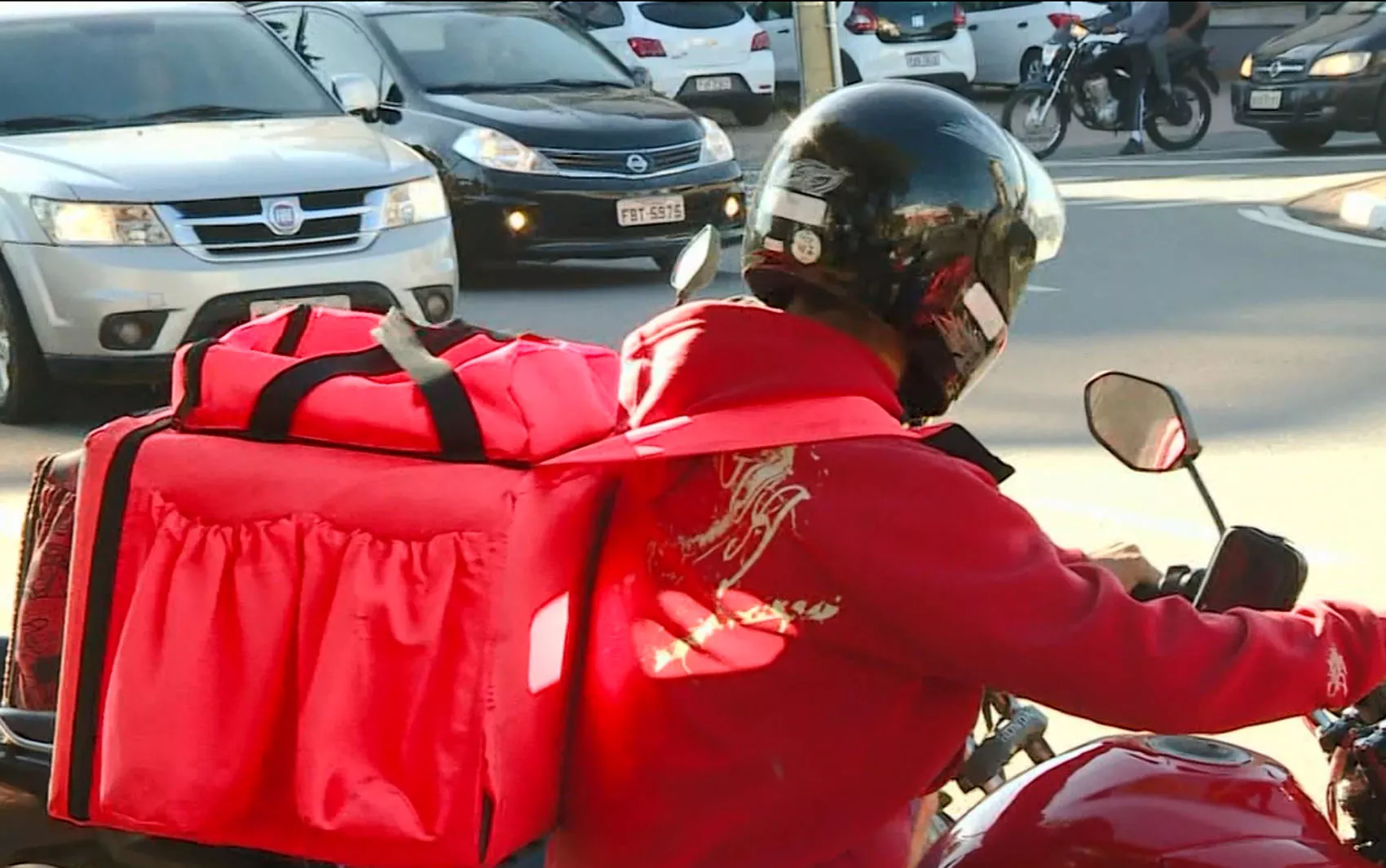 Grupo de motociclistas profissionais em São Paulo durante protesto, exigindo curso obrigatório gratuito e suspensão de multas.