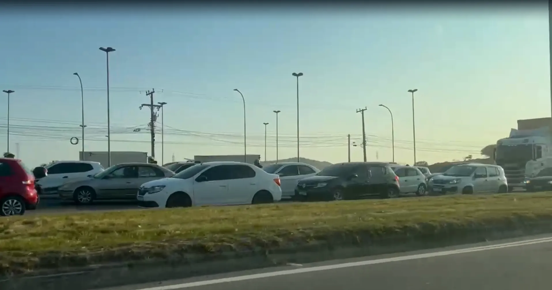 Radar de velocidade moderno na rodovia RJ-104 RJ-106