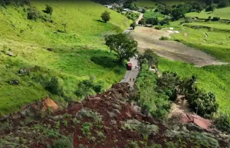Cena de deslizamento de terra em Natividade com rodovia interditada e equipes de emergência