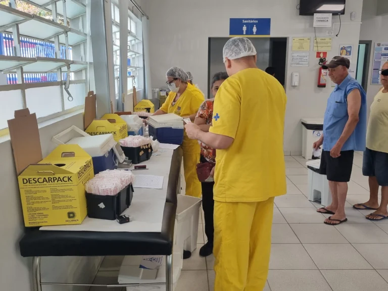 Grupos prioritários recebendo a vacina contra a gripe durante o Dia D