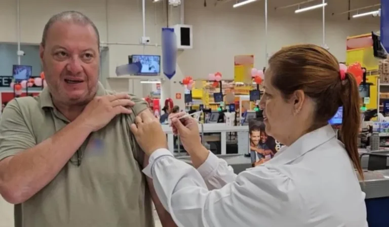 Vacinação contra a gripe em Presidente Prudente, com enfermeira aplicando a dose em paciente