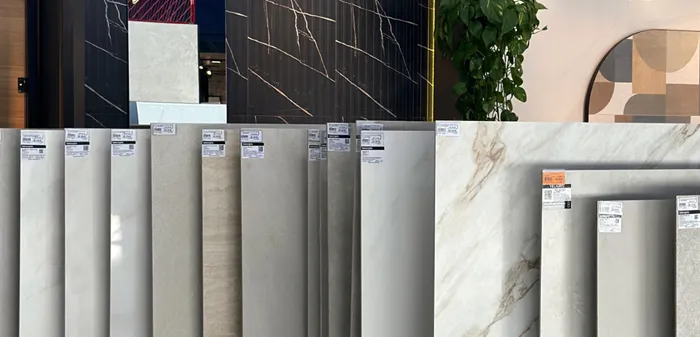 Sala em reforma com materiais de qualidade, representando uma reforma consciente e inteligente.