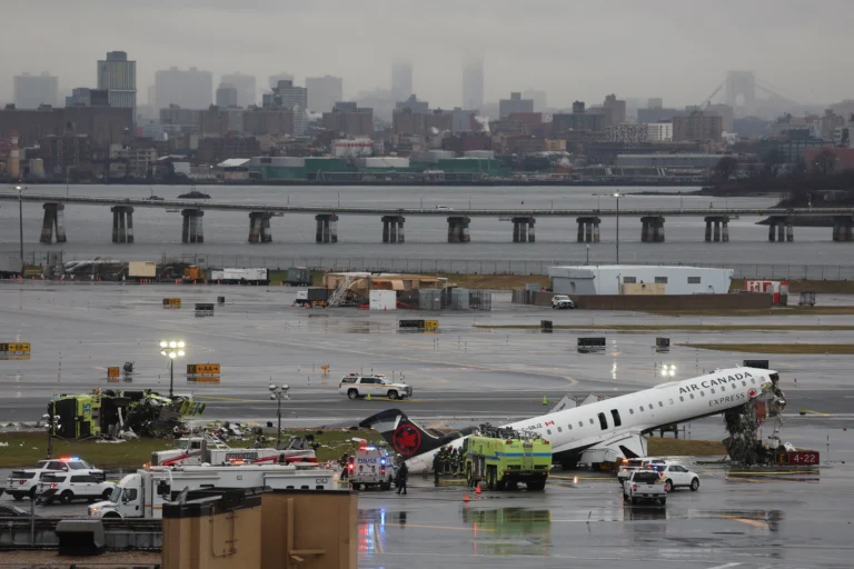 Acidente aéreo LaGuardia, avião e caminhão de bombeiros, emergência aeroporto Nova York, distração controlador