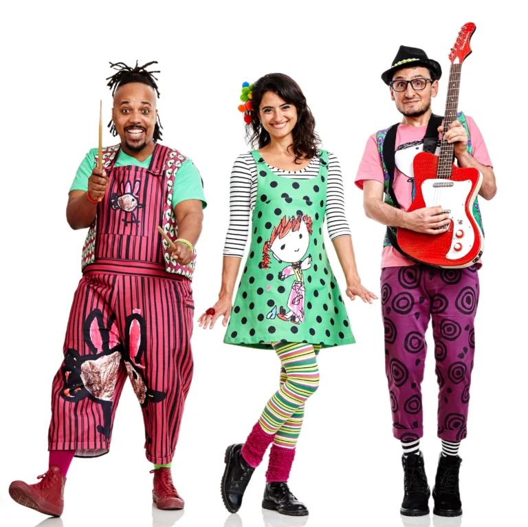 Grupo Triii cantando 'Viro Vira Virou' para uma plateia animada, celebrando o sucesso viral da canção.