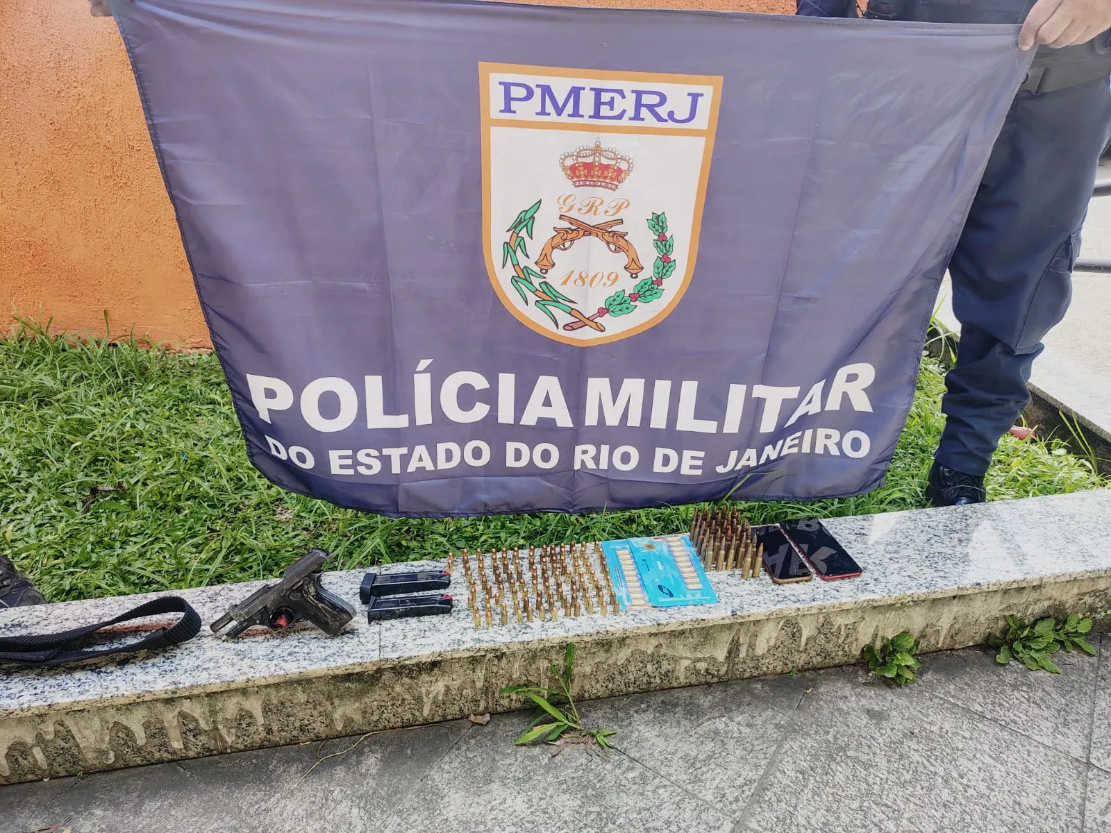 Apreensão de arma em Resende por policiais militares durante patrulhamento