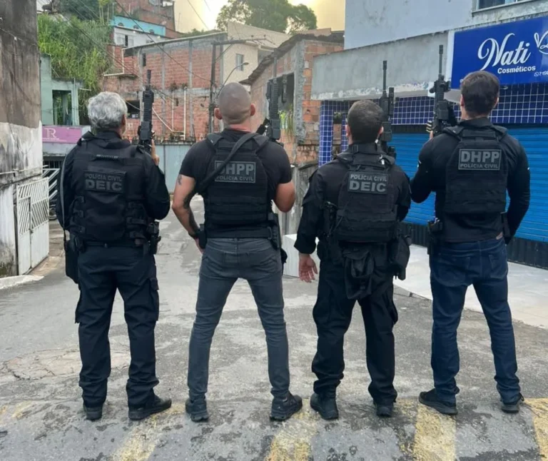 Policiais em operação contra sequestro em shopping de Salvador