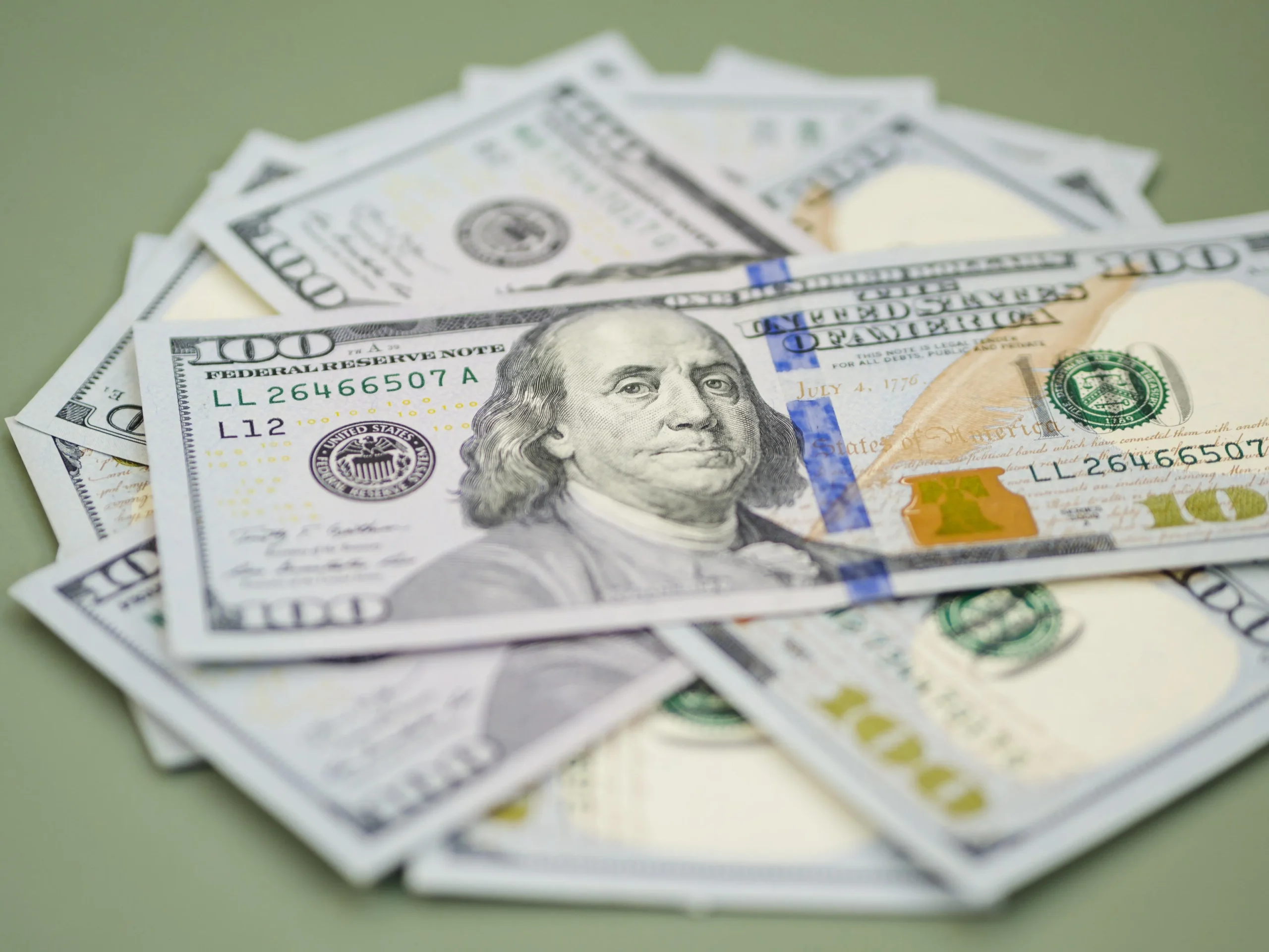 Cotação do dólar subindo, com símbolos de economia e geopolítica