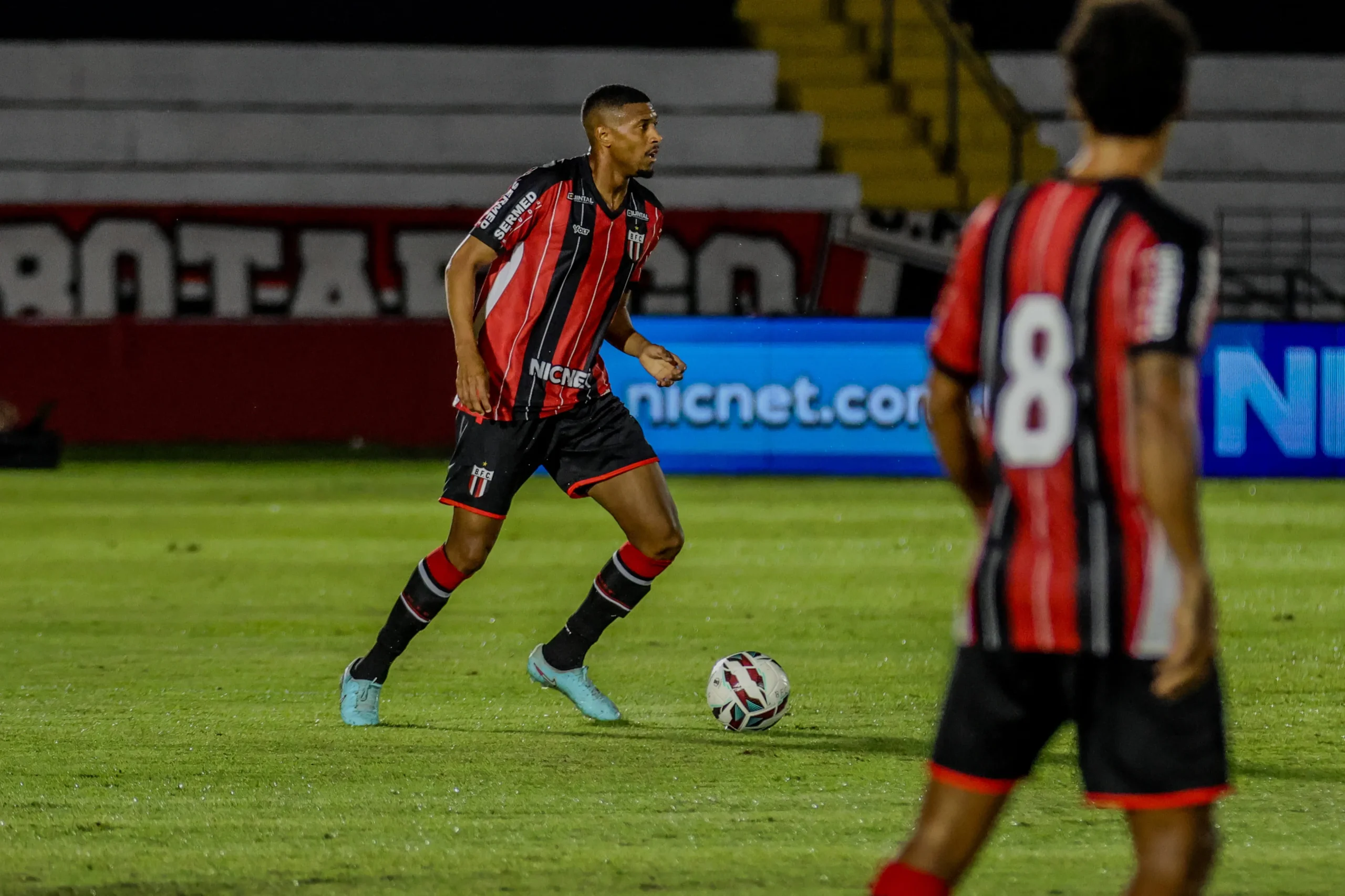 Zaga Botafogo-SP: Vilar e Carlos Eduardo em campo
