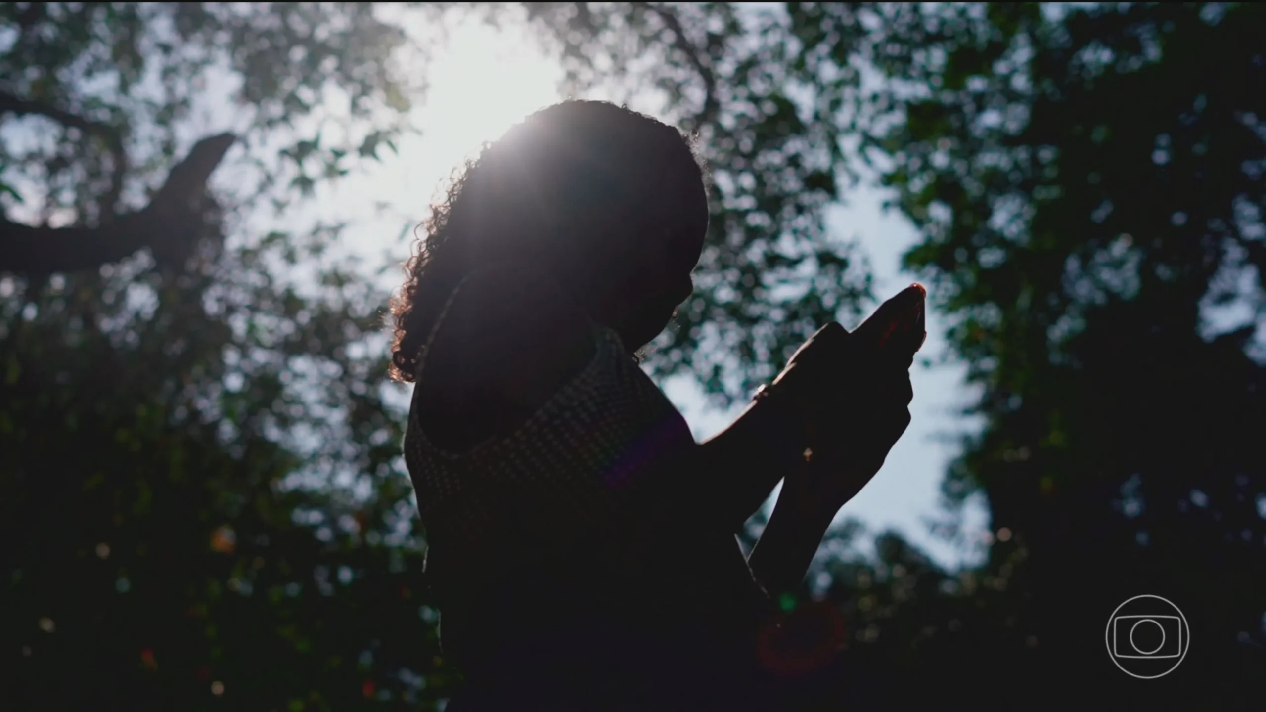 ECA Digital: Criança protegida na internet usando tablet