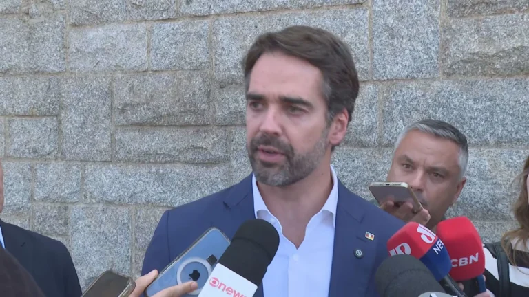 Eduardo Leite gesticulando ao falar sobre sua candidatura presidencial e a nova opção política