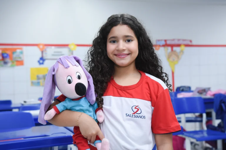 Grupo de crianças colaborando em projeto escolar, demonstrando habilidades socioemocionais