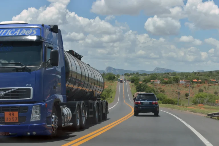Painel de caminhão com tela exibindo dados de frete e fiscalização eletrônica da ANTT.