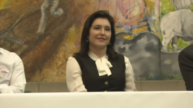 Simone Tebet assinando filiação ao PSB para disputar o Senado por SP, com Geraldo Alckmin e Tabata Amaral.