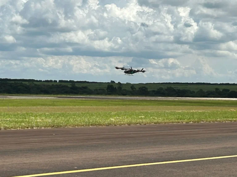eVTOL Embraer voando, carro voador, mobilidade aérea urbana, tecnologia de transporte