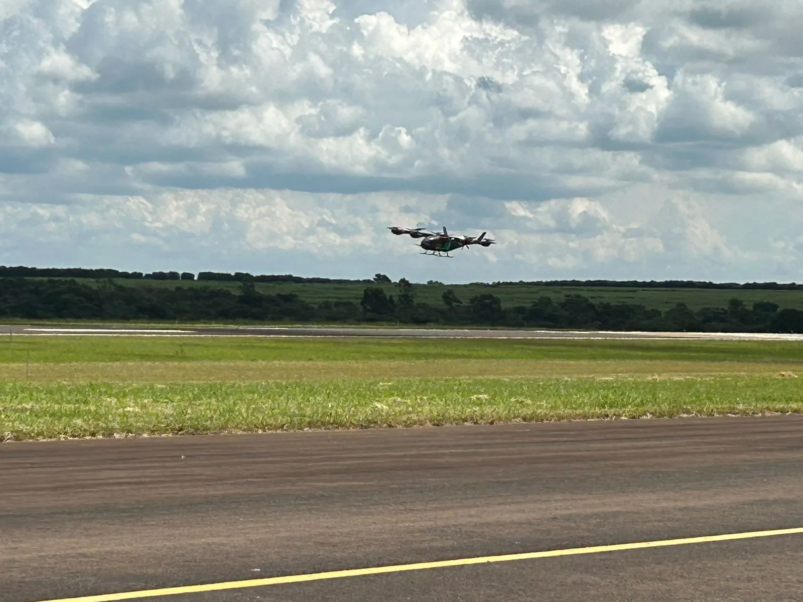 eVTOL Embraer voando, carro voador, mobilidade aérea urbana, tecnologia de transporte