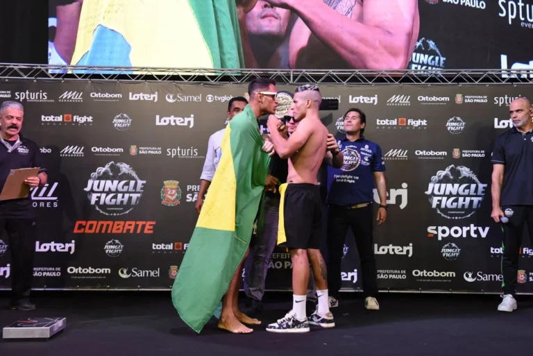 Lutador Emerson Apache no octógono do Jungle Fight 148