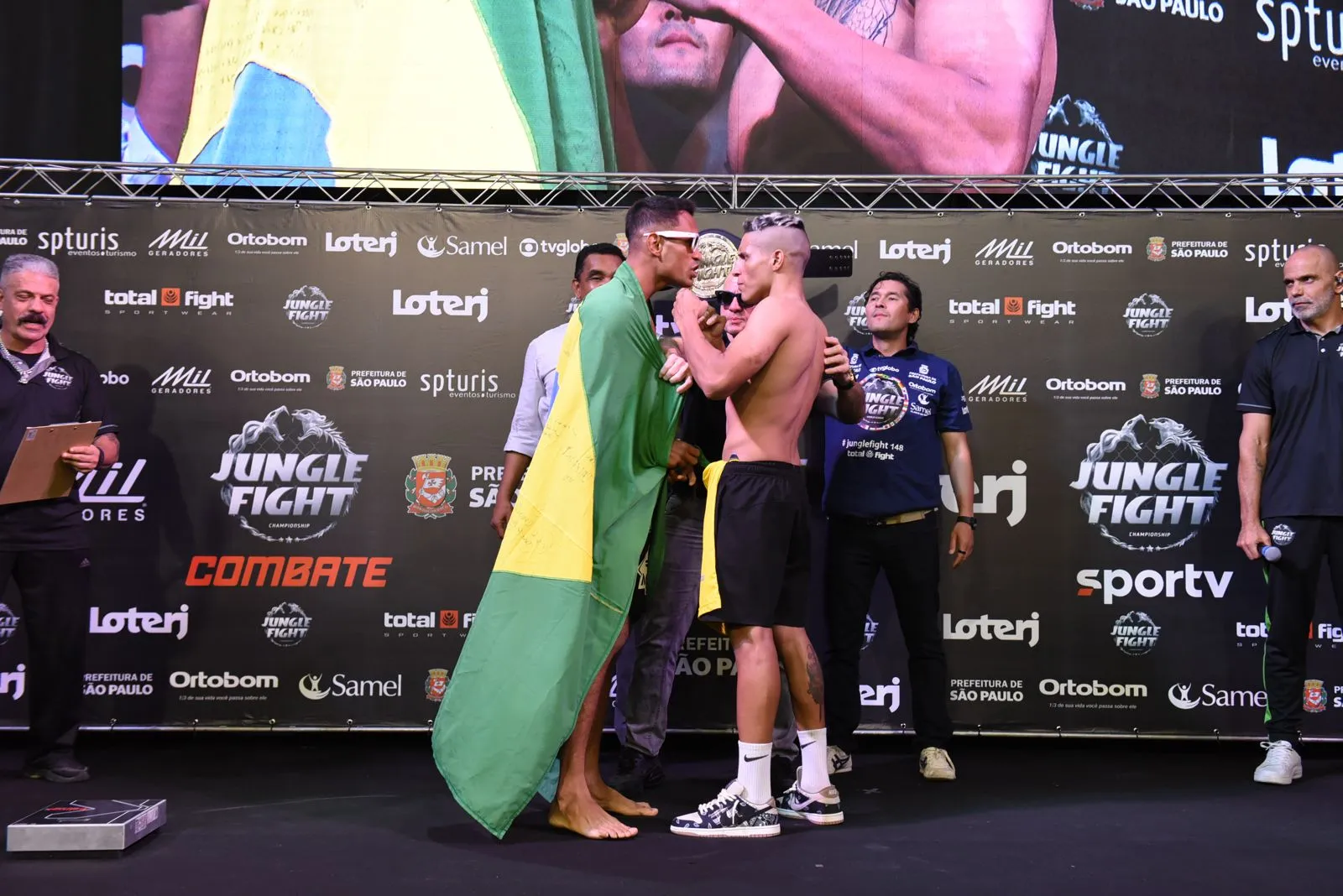 Lutador Emerson Apache no octógono do Jungle Fight 148