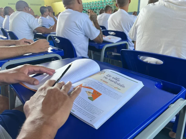 Jovem adulto estudando para o Encceja 2026