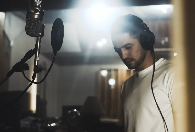 Gabriel Leone cantando no show de lançamento do álbum Minhas Lágrimas