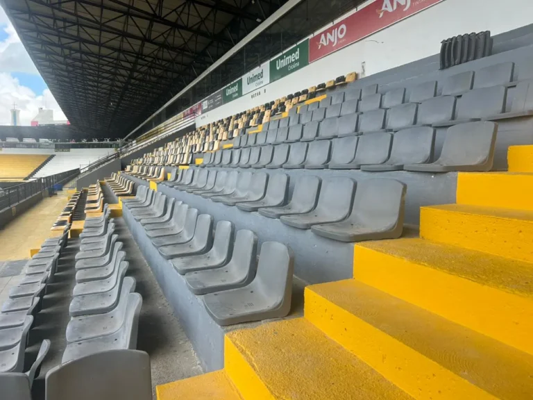 Cadeiras cinzas temporárias no Estádio Heriberto Hülse do Criciúma