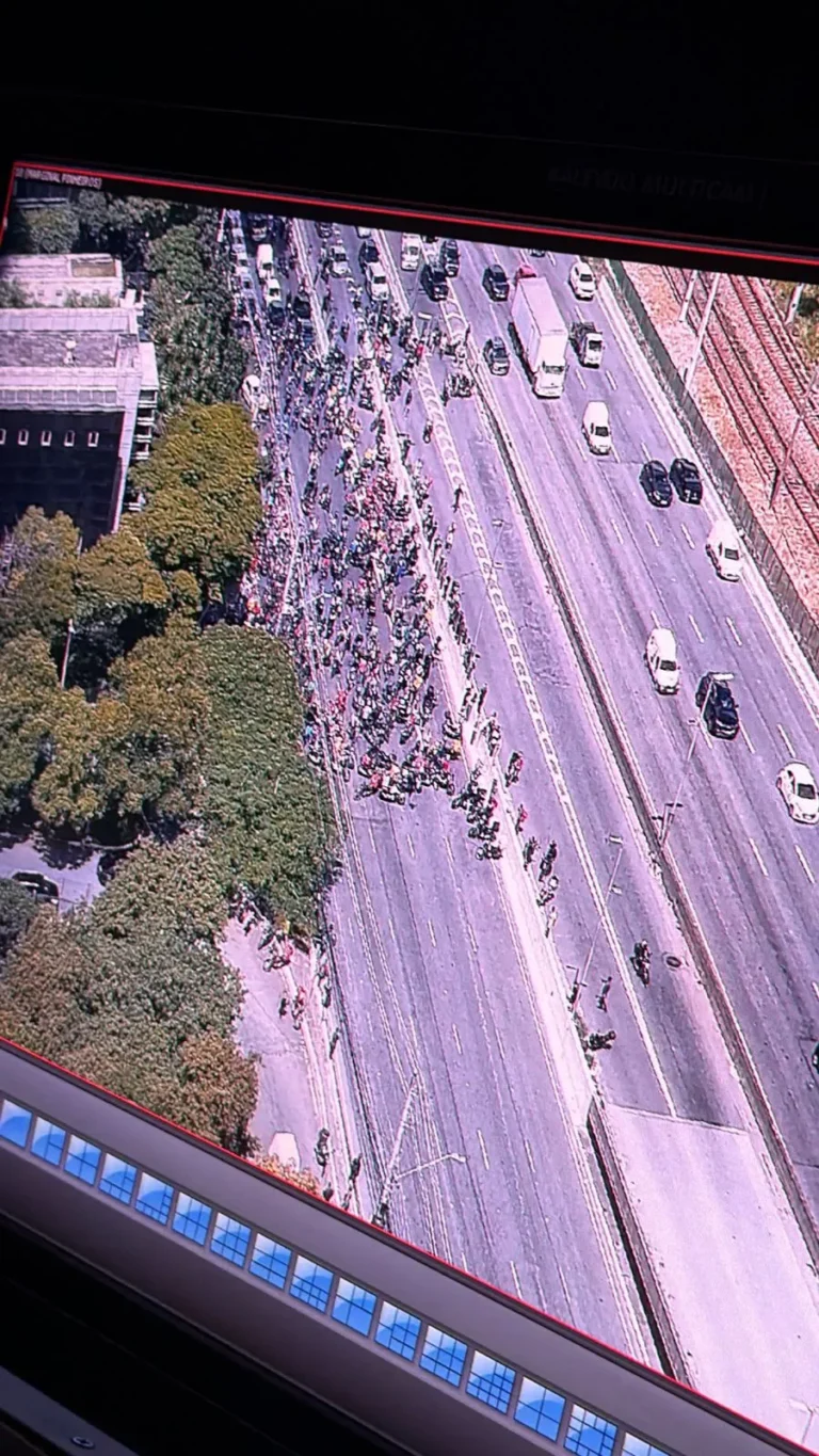 Protesto de entregadores de aplicativos na Marginal Pinheiros, SP