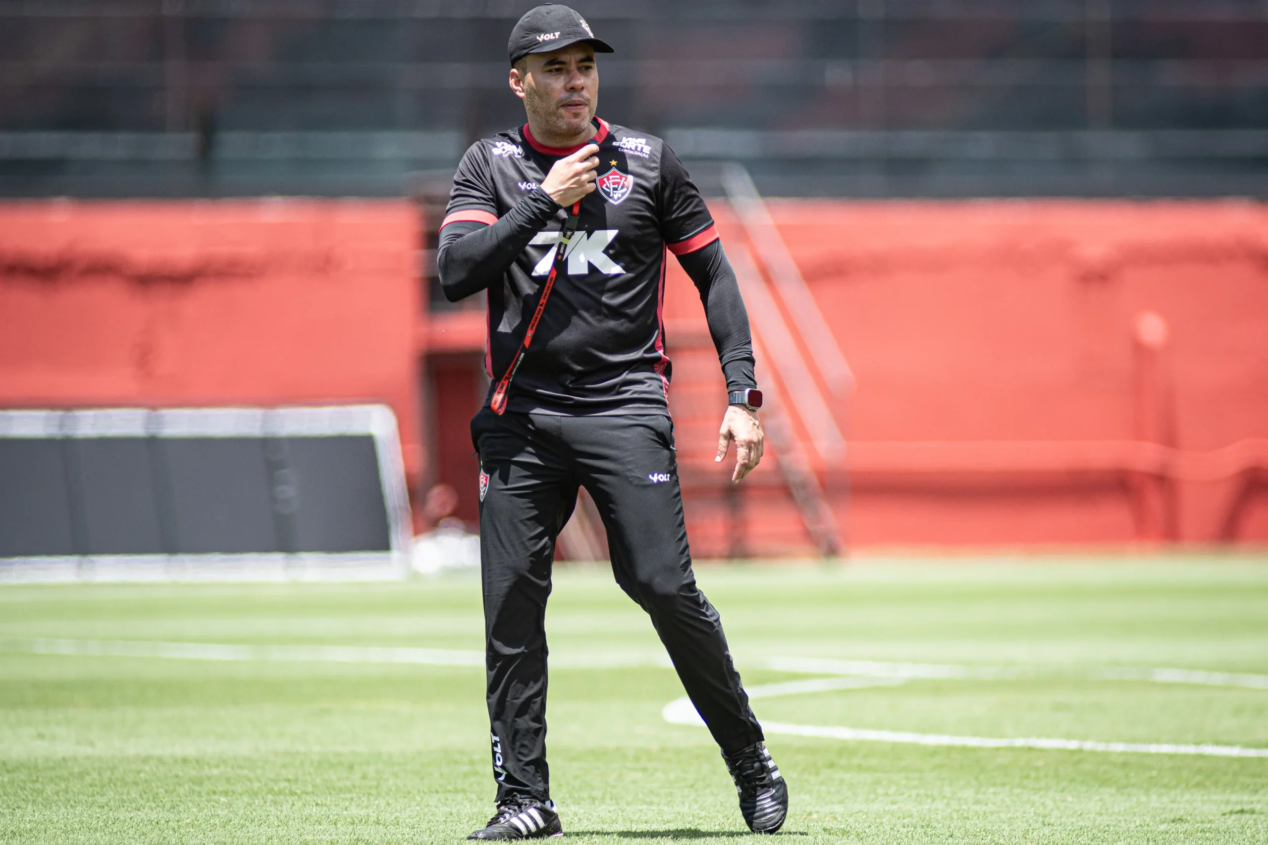 Time do Vitória treinando com o técnico Jair Ventura para o confronto contra o CRB