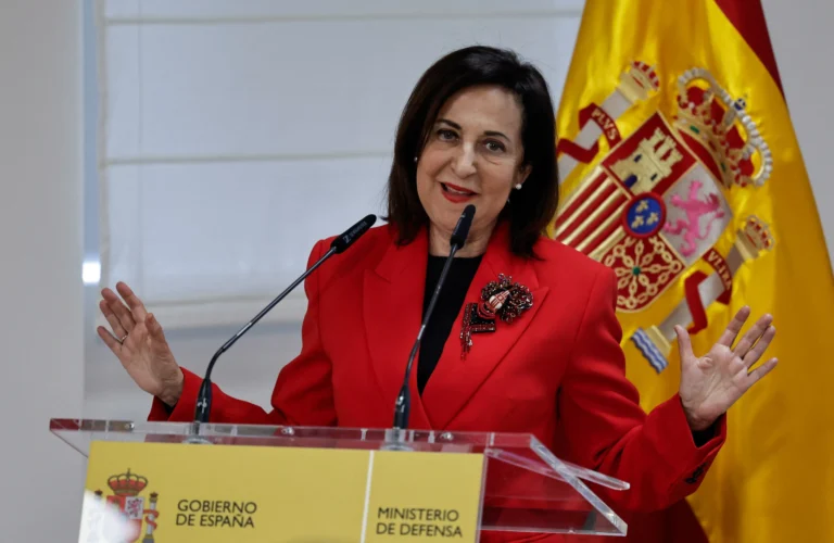 Margarita Robles, Ministra da Defesa da Espanha, em Madri, anunciando o fechamento do espaço aéreo para aviões dos EUA