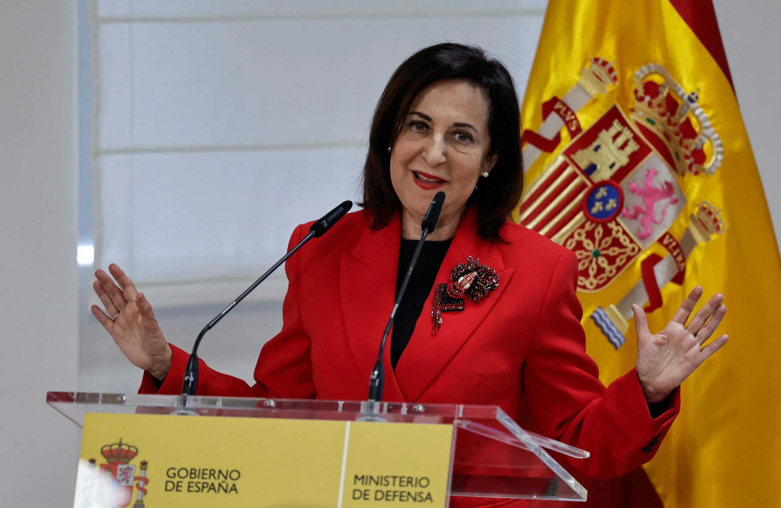 Margarita Robles, Ministra da Defesa da Espanha, em Madri, anunciando o fechamento do espaço aéreo para aviões dos EUA