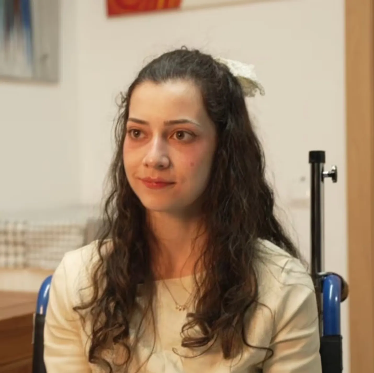 Retrato de jovem mulher espanhola pensando, representando o direito à eutanásia