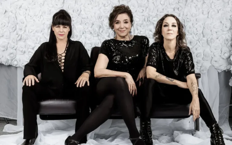 Três cantoras no palco da Caixa Cultural Salvador durante tributo a Belchior