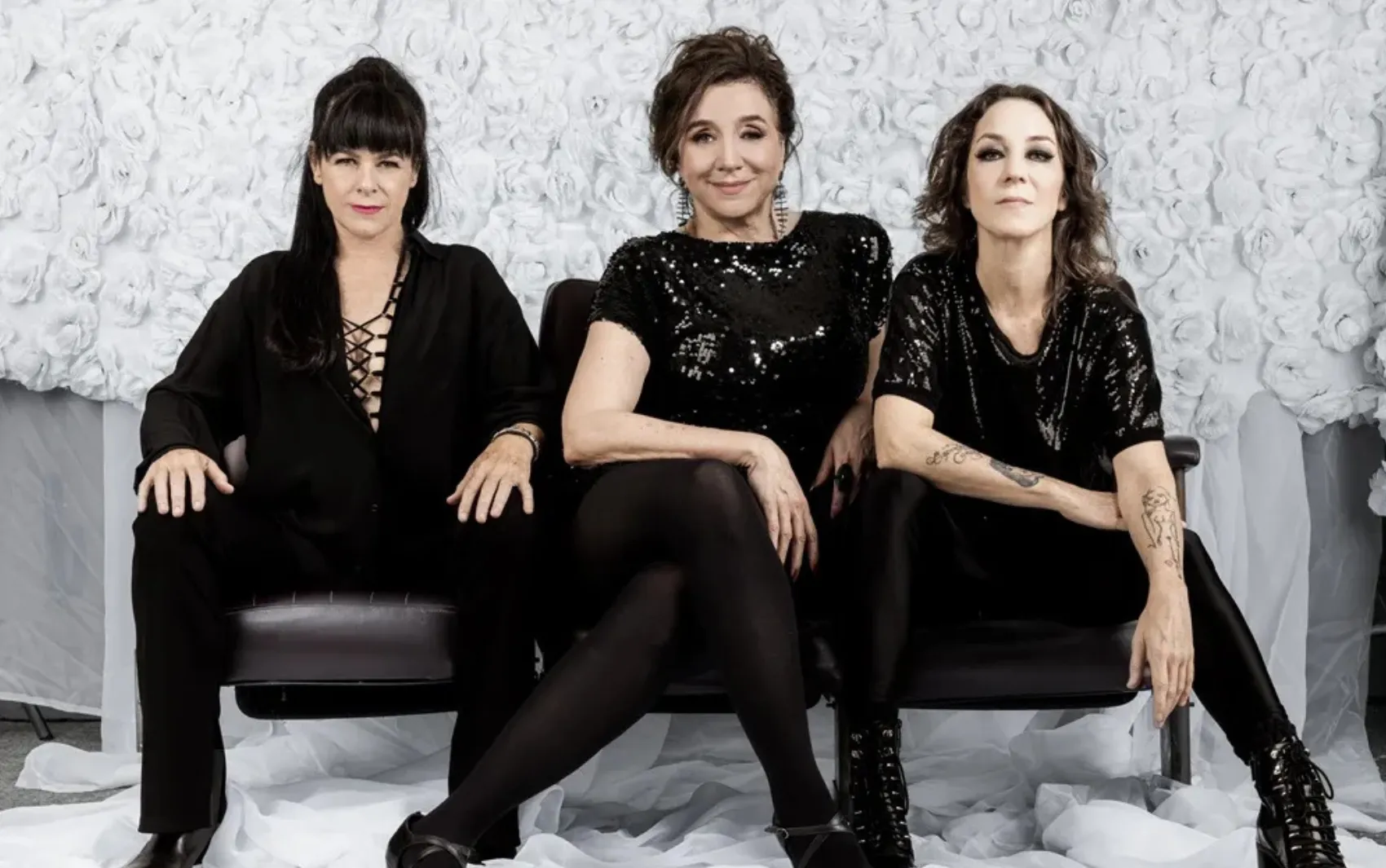 Três cantoras no palco da Caixa Cultural Salvador durante tributo a Belchior