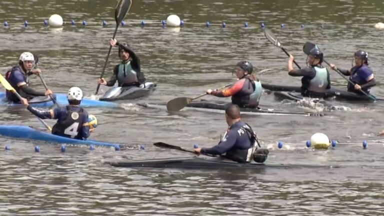 Jogadores de caiaque polo em ação durante a Copa São Paulo em Guararema, celebrando o esporte no Alto Tietê