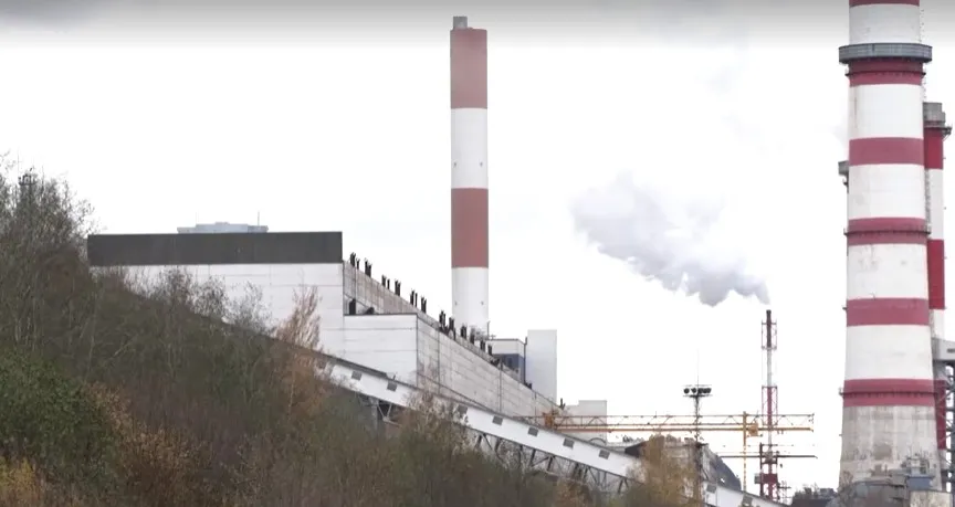 Drone perto de chaminé de usina na Estônia, perto da fronteira com a Rússia
