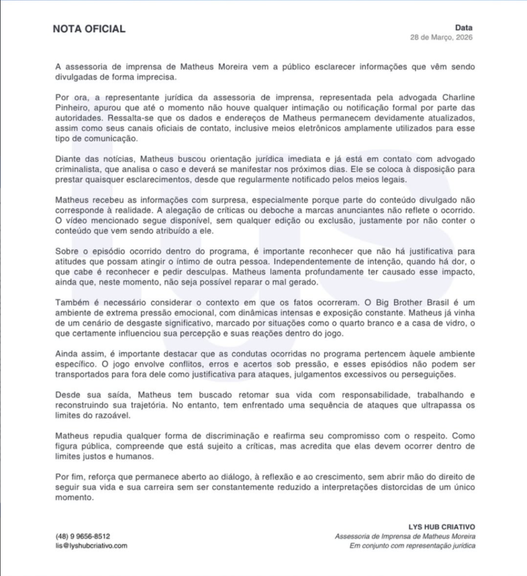 Matheus Moreira ex-BBB em estúdio com expressão séria