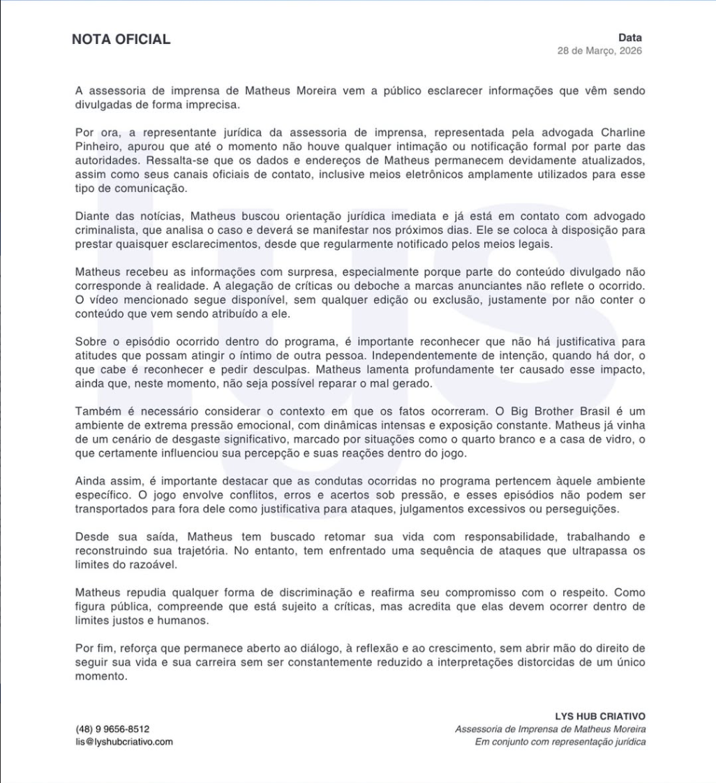Matheus Moreira ex-BBB em estúdio com expressão séria
