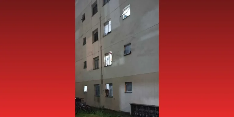 Mulher e criança caídas após tentativa de fuga de violência doméstica em Suzano