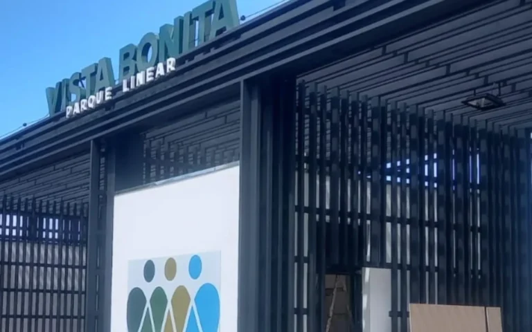 Trabalhador com documento de direitos trabalhistas não pagos