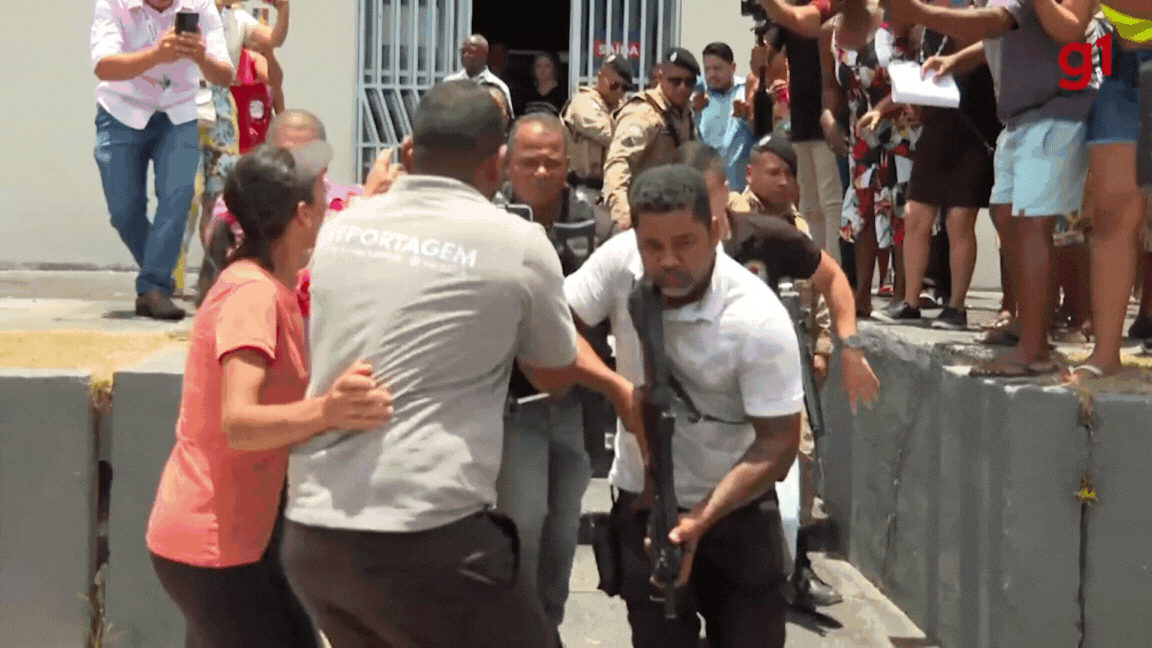 Martelo de juiz em bancada, símbolo de condenação e justiça no caso Sara Freitas