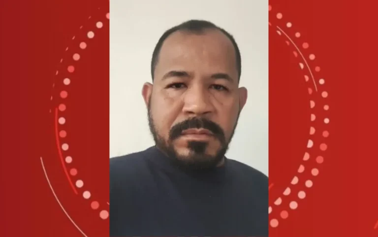 Homem sendo preso por violência doméstica