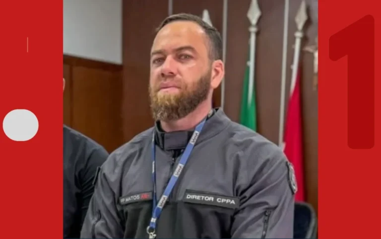 Imagem de um diretor de presídio afastado do cargo, com foco na exoneração após suspeita de crime.