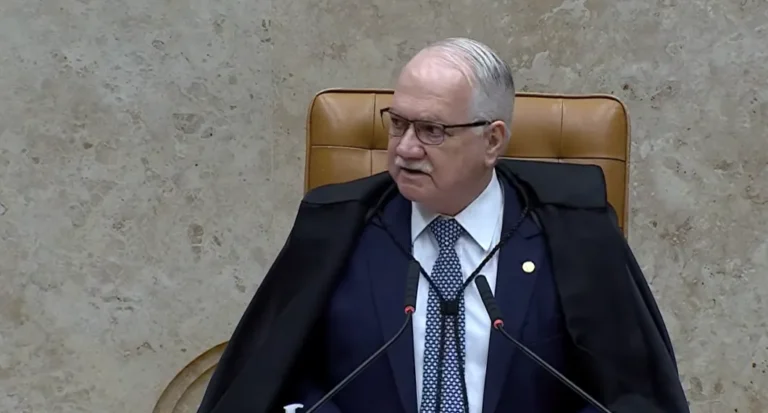 Gavel, livro de lei, STF, código de ética, justiça, transparência judicial