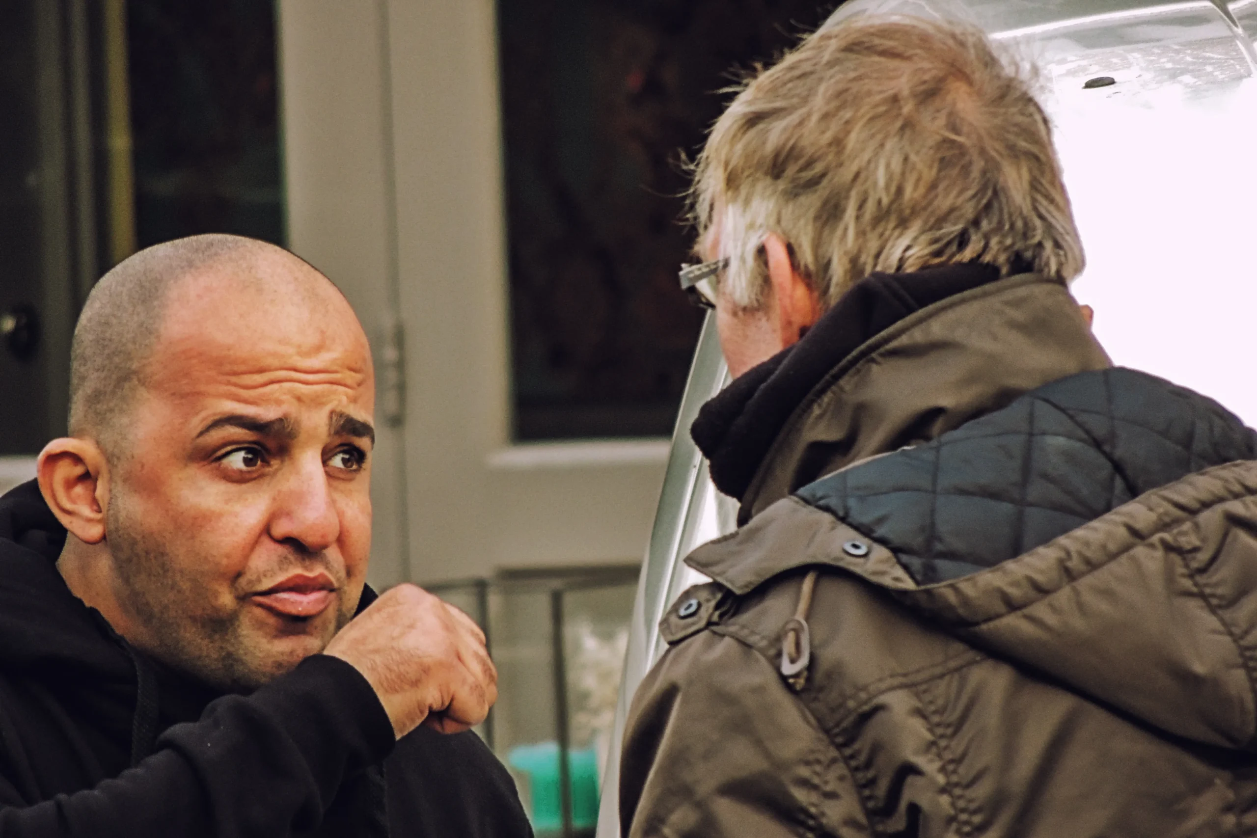 Falar com estranhos: idosa sorrindo em conversa na fila