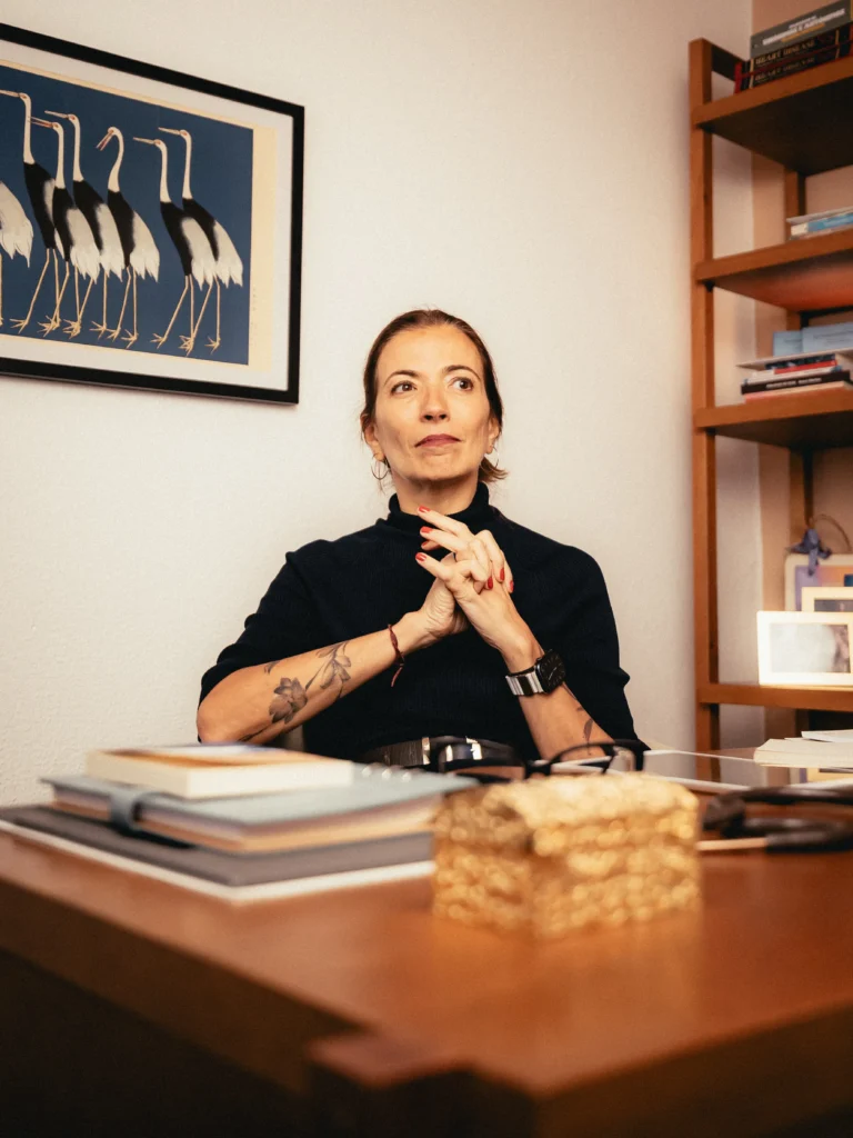 Médica e paciente em cenário de cuidados paliativos, mãos dadas