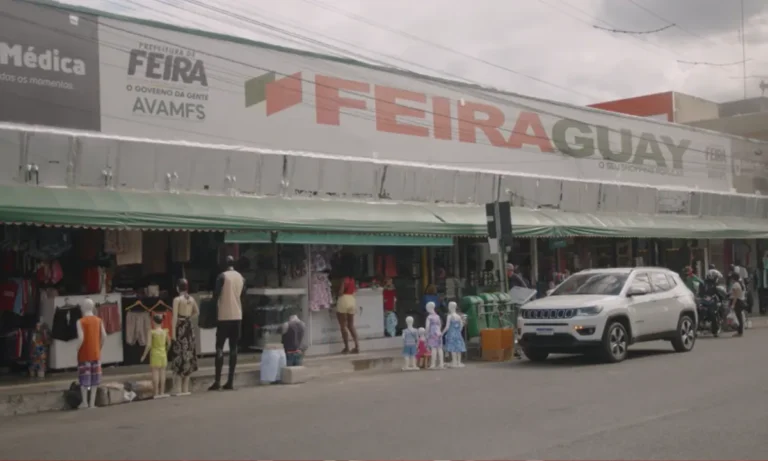 Comerciantes e clientes no Feiraguay, mercado popular de Feira de Santana
