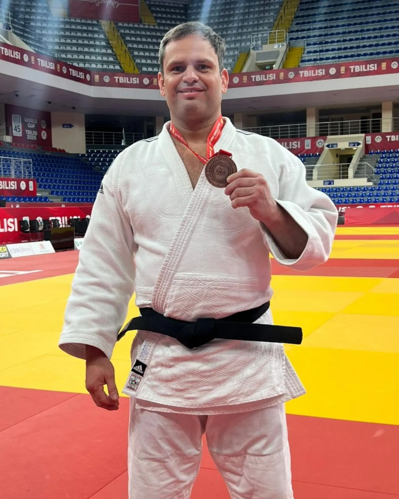 Felipe Amorim, judoca paralímpico, com medalha de bronze