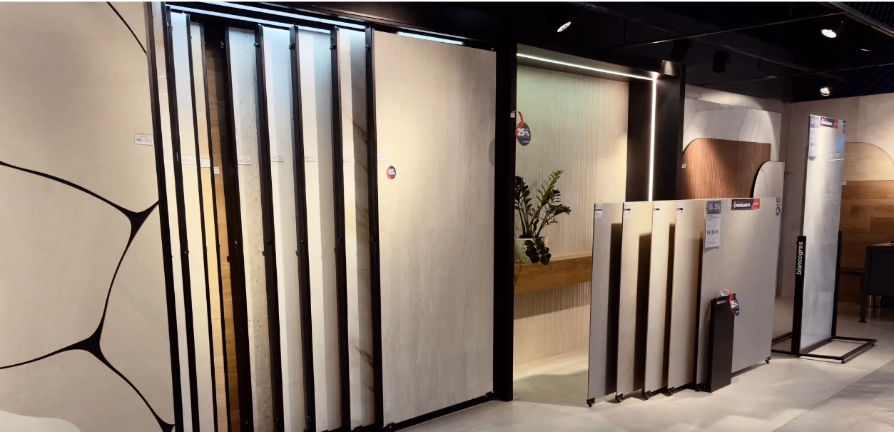 Porcelanato sendo instalado no chão de uma casa