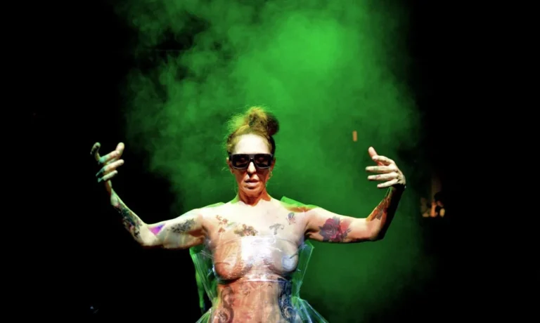 Dançarina Carmen Jorge com figurino futurista em ateliê de moda