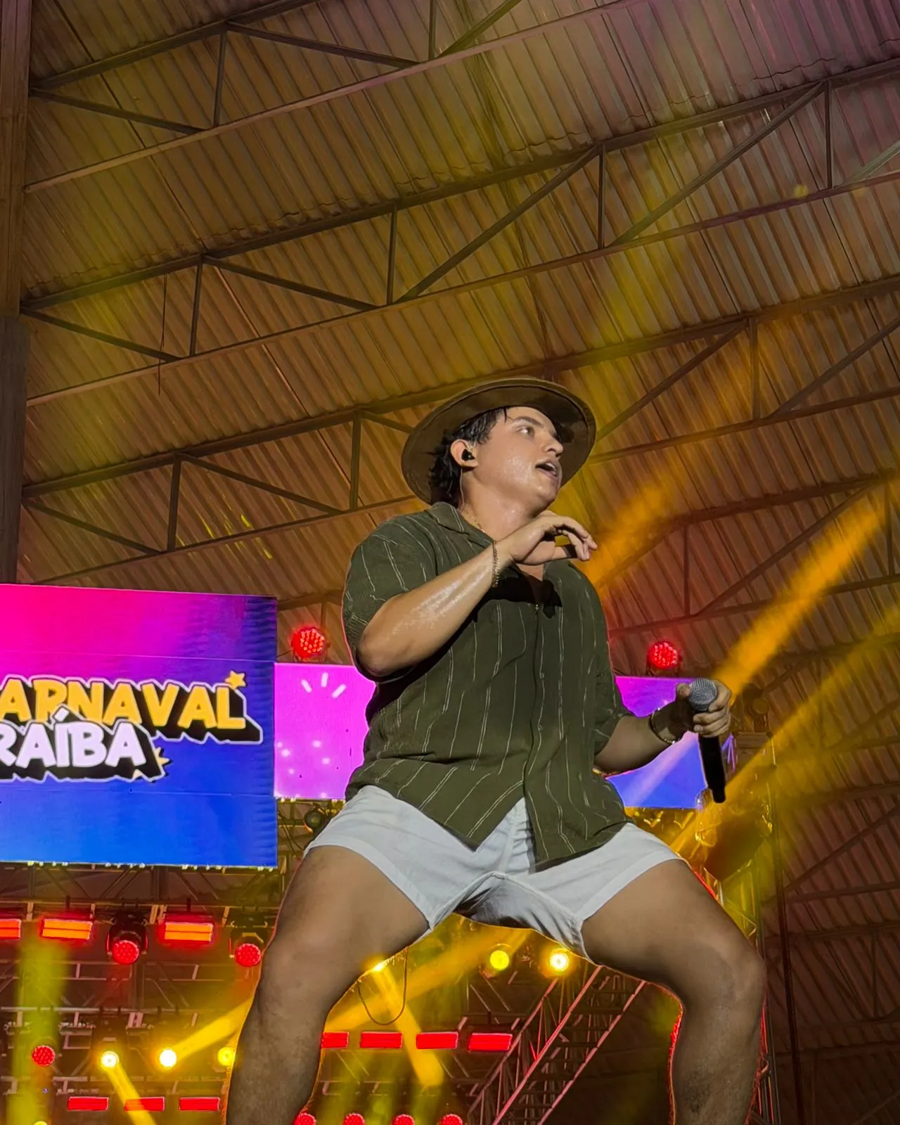 Filho do Piseiro cantando, palco, show, música piseiro, viral, boca do médio grave