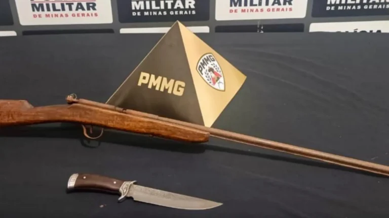 Policial conversando com idosa vítima de ameaças do filho em Lagoa Formosa, Minas Gerais