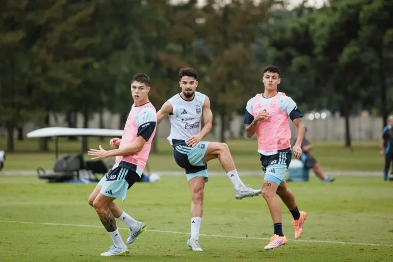 Flaco López marcando gol pela Argentina em jogo-treino para a Copa 2026